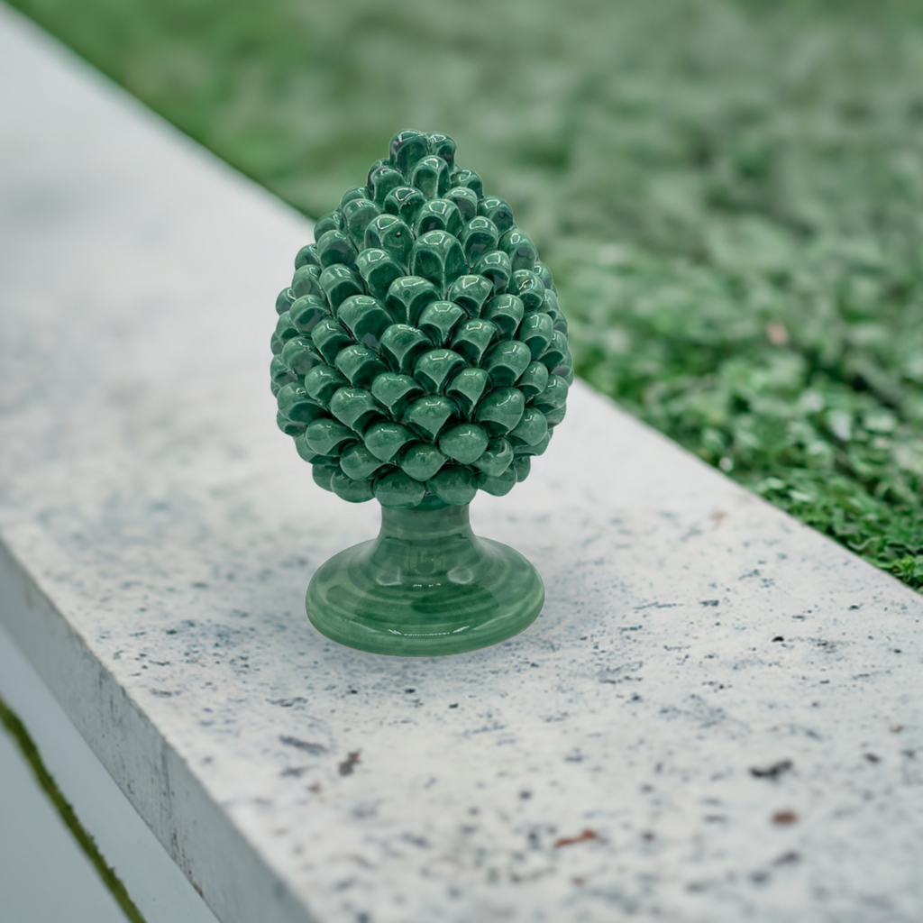 Cône de pin vert