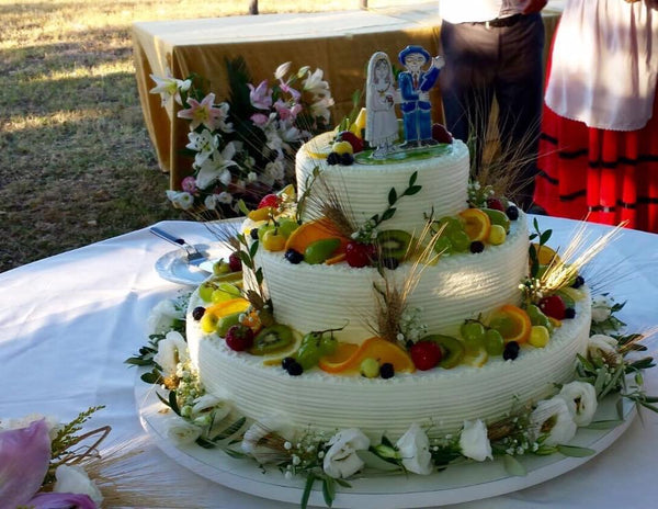 Les nouveaux mariés pour le gâteau de mariage