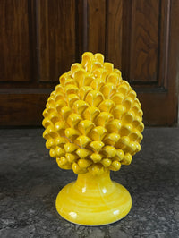 Pomme de pin jaune