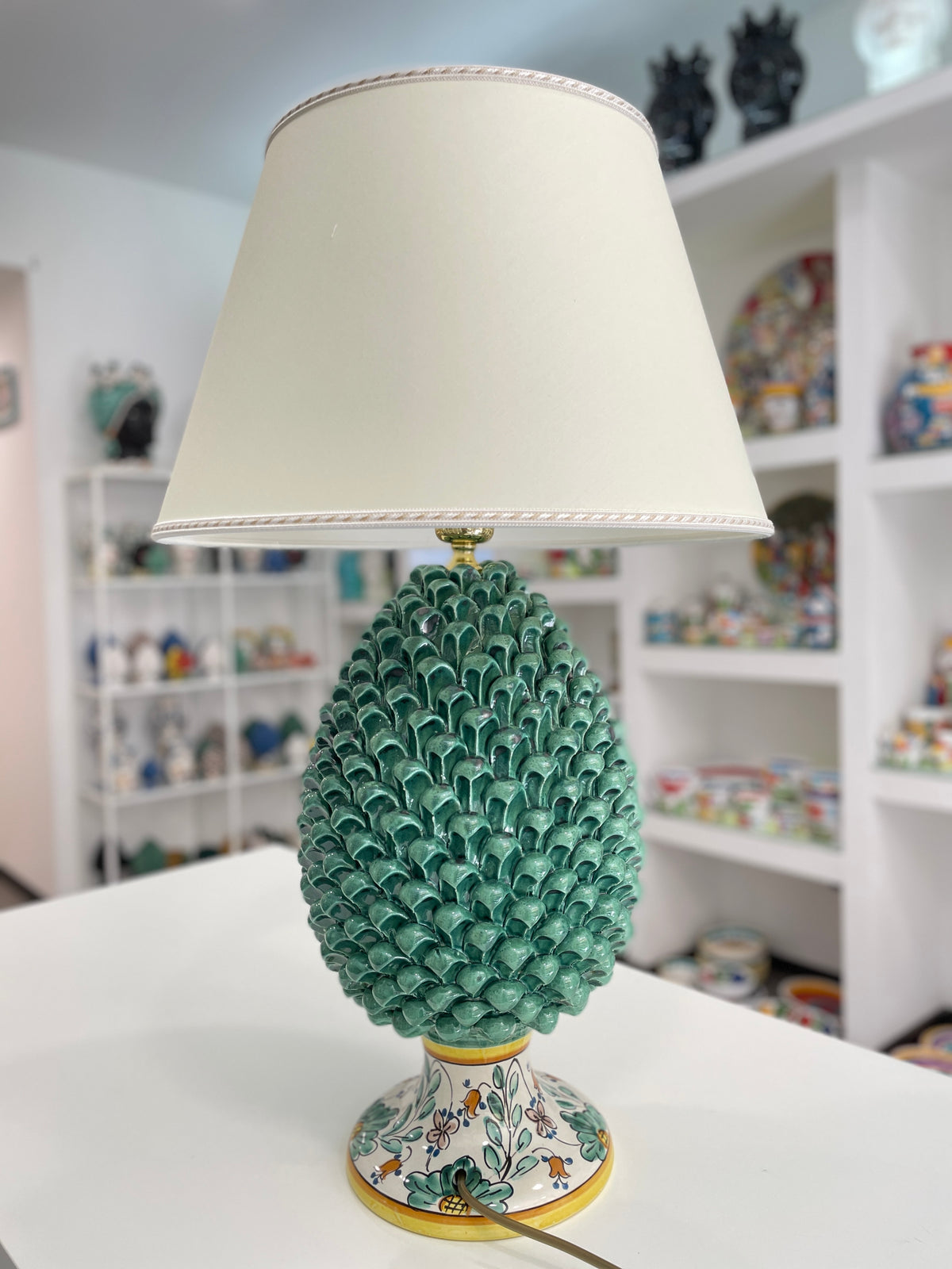 Pied de lampe en pomme de pin verte Decorara